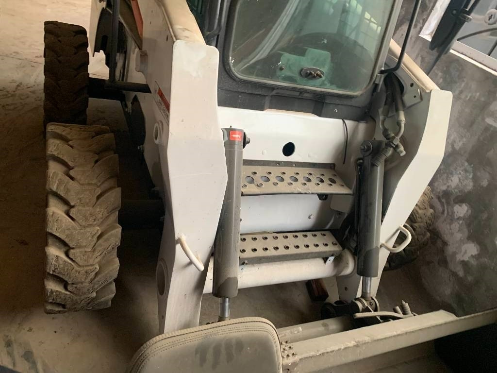 Bobcat S 300 - Мини-погрузчик с бортовым поворотом: фото 2 Bobcat S 300 - Мини-погрузчик с бортовым поворотом: фото 2