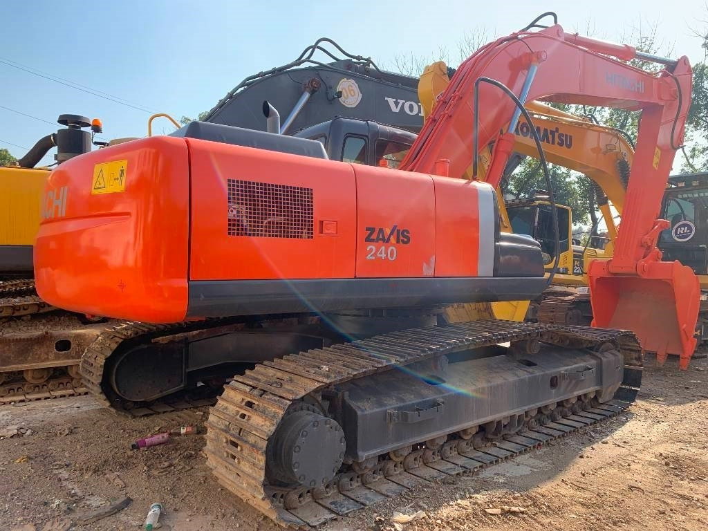 Hitachi Zaxis 240 - Гусеничный экскаватор: фото 1 Hitachi Zaxis 240 - Гусеничный экскаватор: фото 1