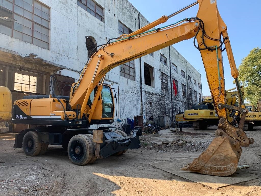 Hyundai R210W-9 - Колёсный экскаватор: фото 1 Hyundai R210W-9 - Колёсный экскаватор: фото 1