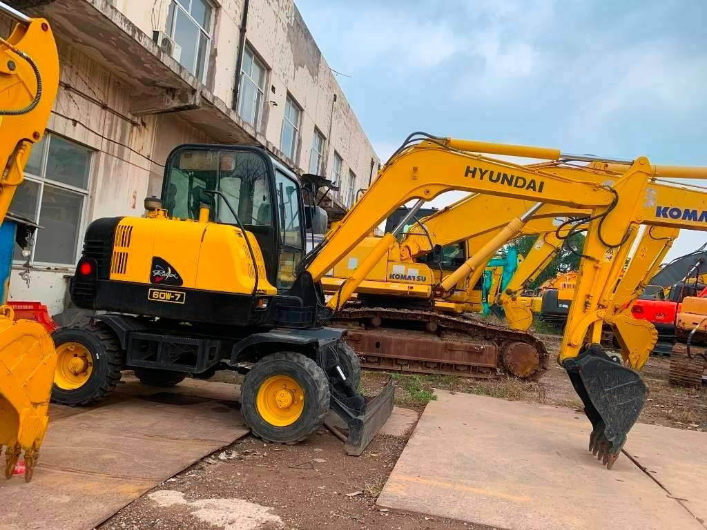 Hyundai Robex 60 W-7 - Колёсный экскаватор: фото 1 Hyundai Robex 60 W-7 - Колёсный экскаватор: фото 1