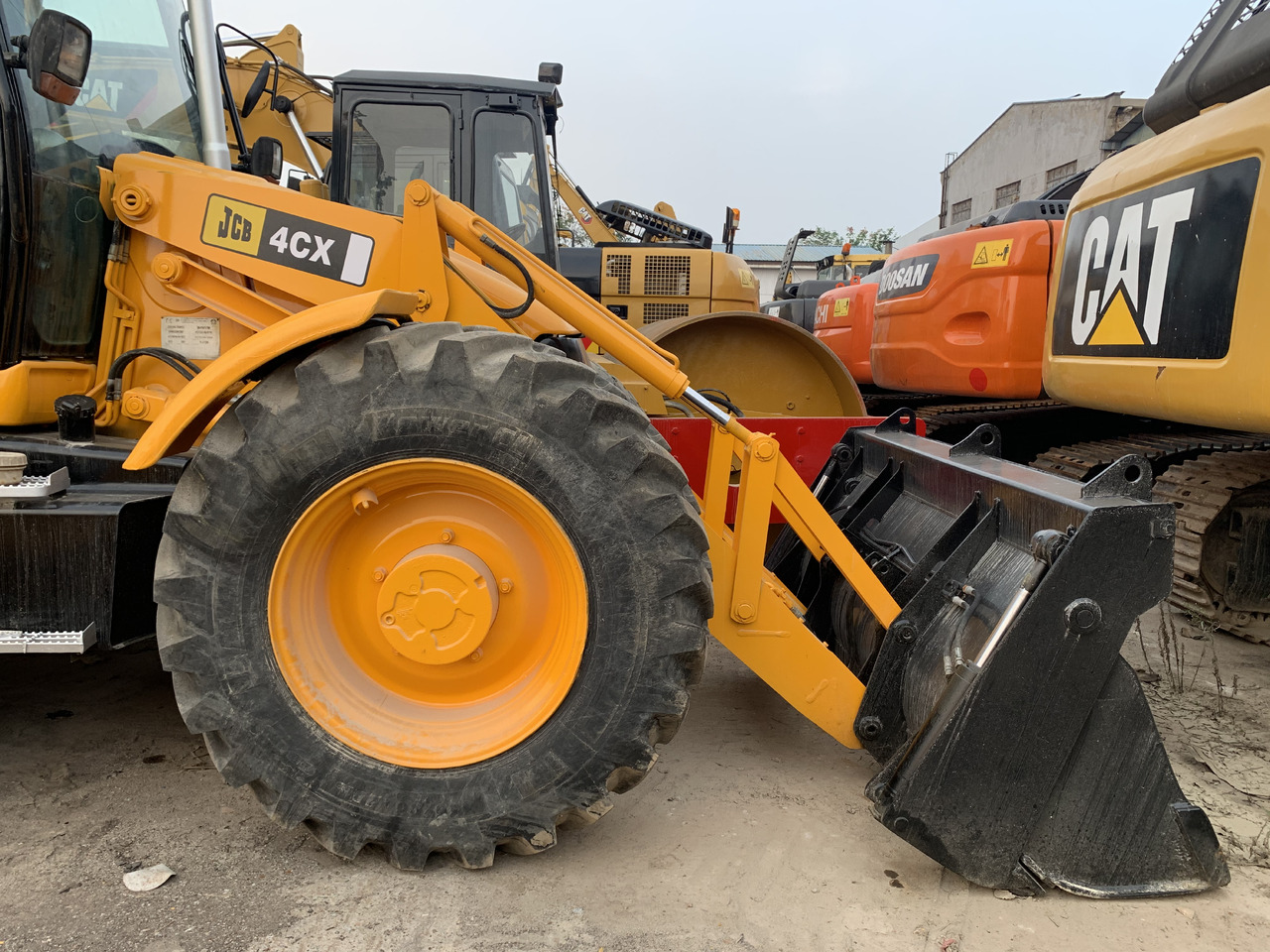 Колёсный погрузчик JCB 4CX: фото 10