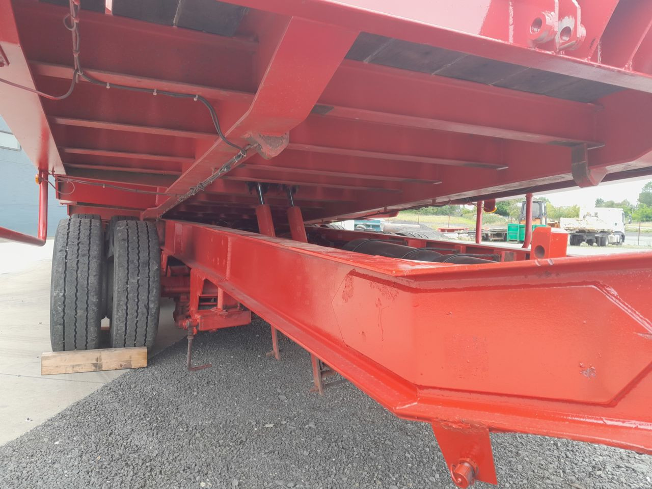 Louault 3 essieux centraux 31t500 basculent plant carrier / low loader Trailer - Низкорамный прицеп: фото 4 Louault 3 essieux centraux 31t500 basculent plant carrier / low loader Trailer - Низкорамный прицеп: фото 4