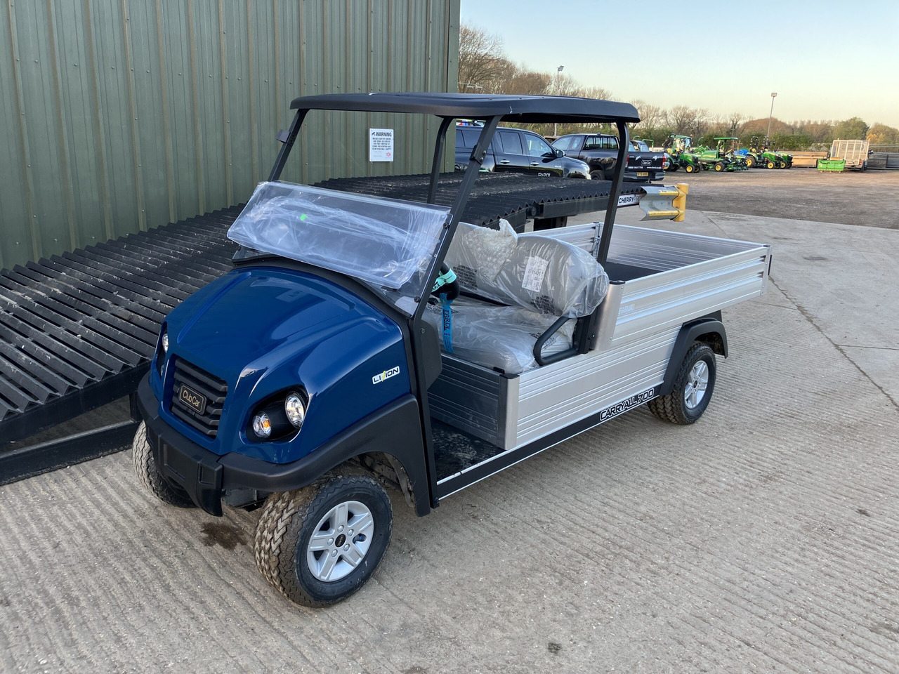 Club Car Carryall 700 w/ Li-Ion Battery - Квадроцикл: фото 1 Club Car Carryall 700 w/ Li-Ion Battery - Квадроцикл: фото 1