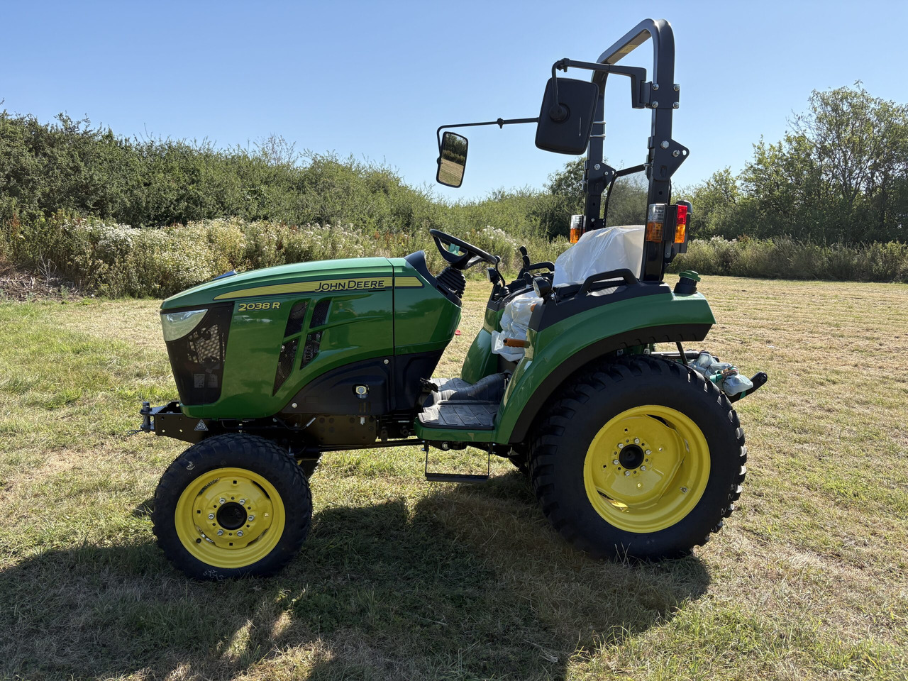 John Deere 2038R Compact Tractor - Минитрактор: фото 1 John Deere 2038R Compact Tractor - Минитрактор: фото 1