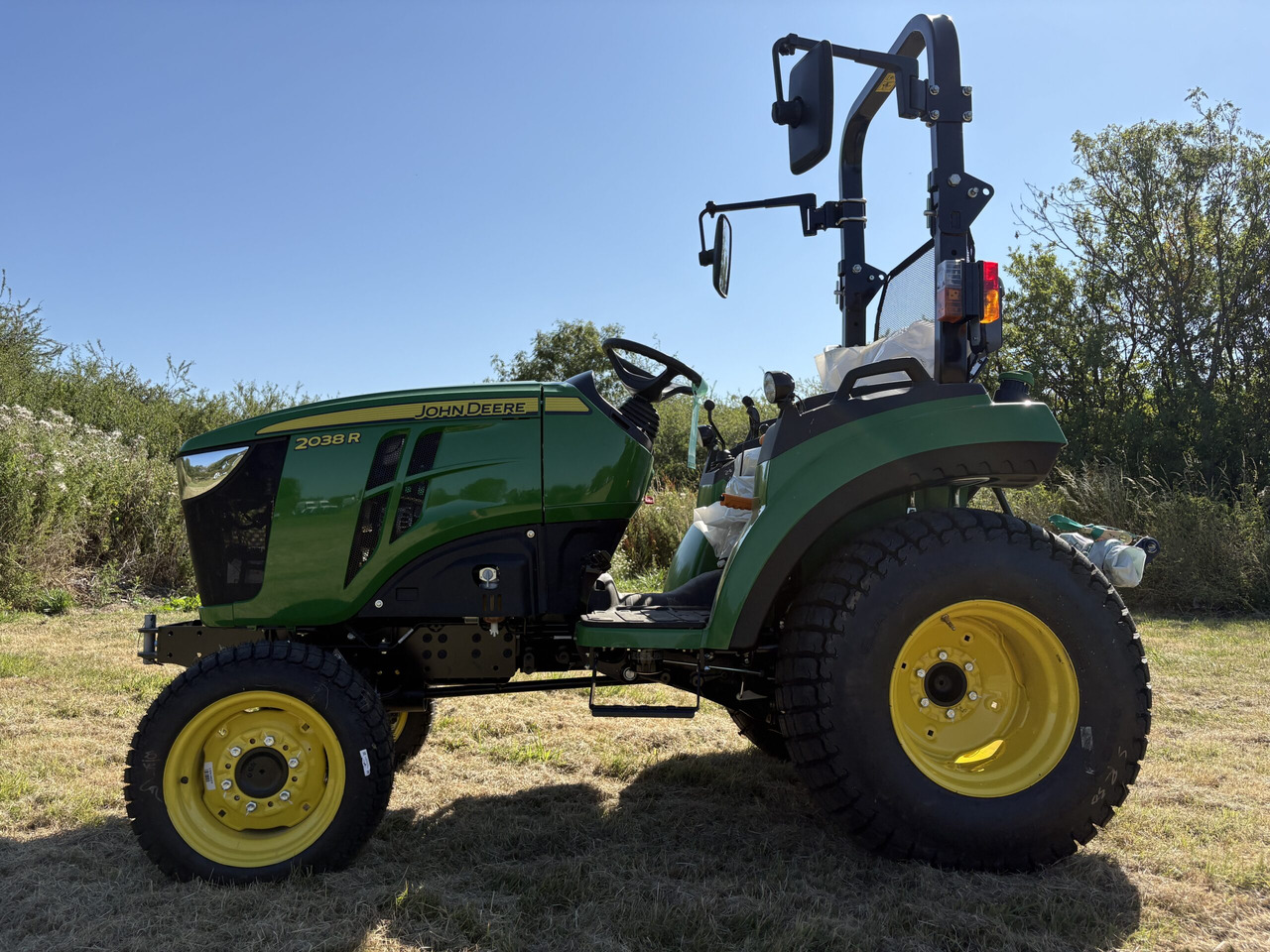 John Deere 2038R Compact Tractor - Минитрактор: фото 1 John Deere 2038R Compact Tractor - Минитрактор: фото 1