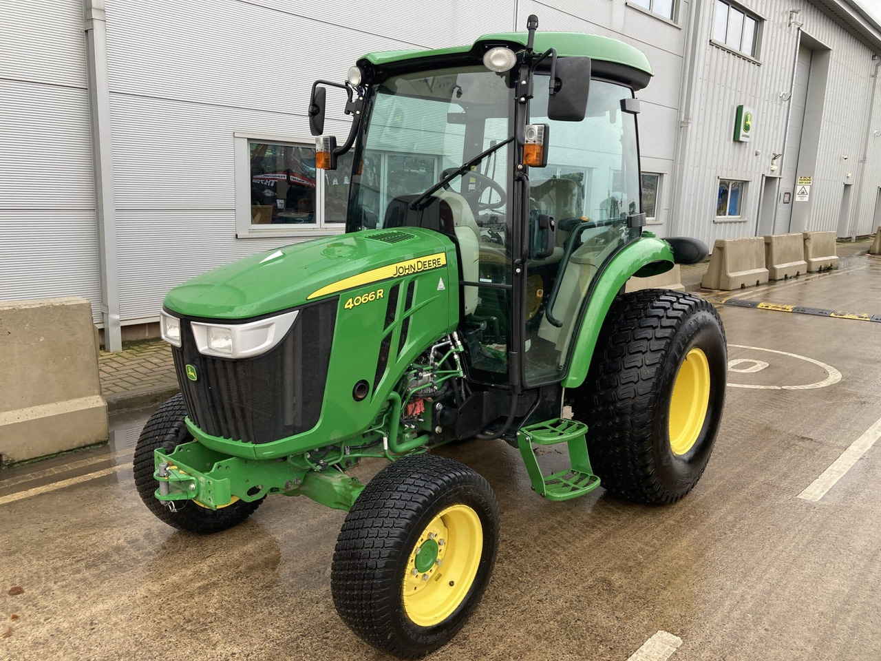 John Deere 4066R compact tractor - Минитрактор: фото 1 John Deere 4066R compact tractor - Минитрактор: фото 1