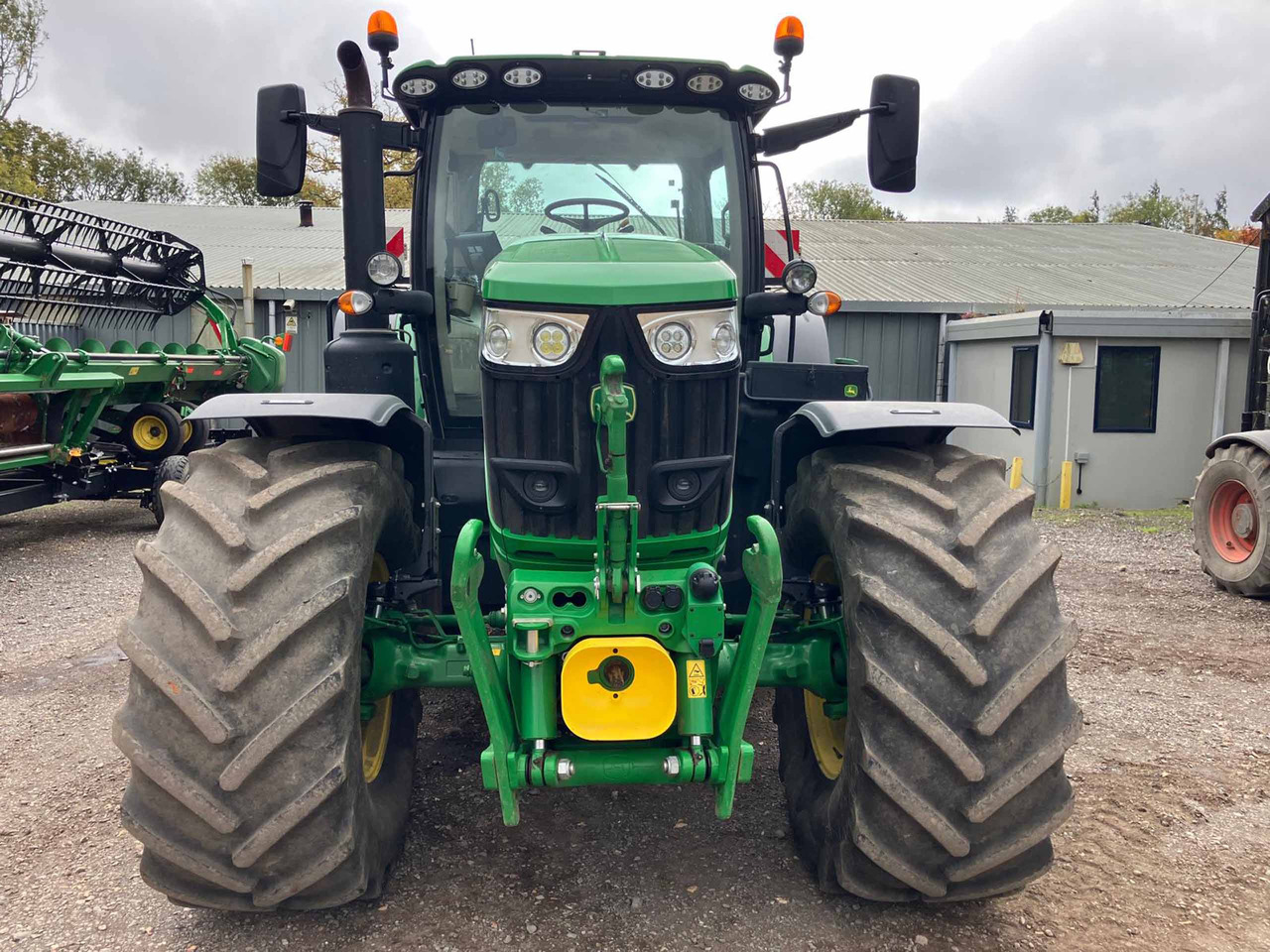 John Deere 6R 215 - Трактор: фото 4 John Deere 6R 215 - Трактор: фото 4