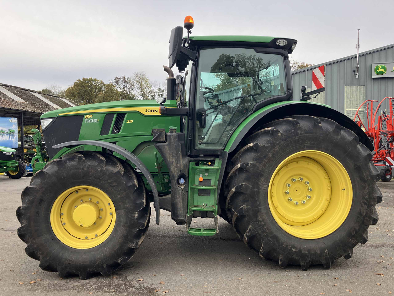 John Deere 6R 215 - Трактор: фото 2 John Deere 6R 215 - Трактор: фото 2