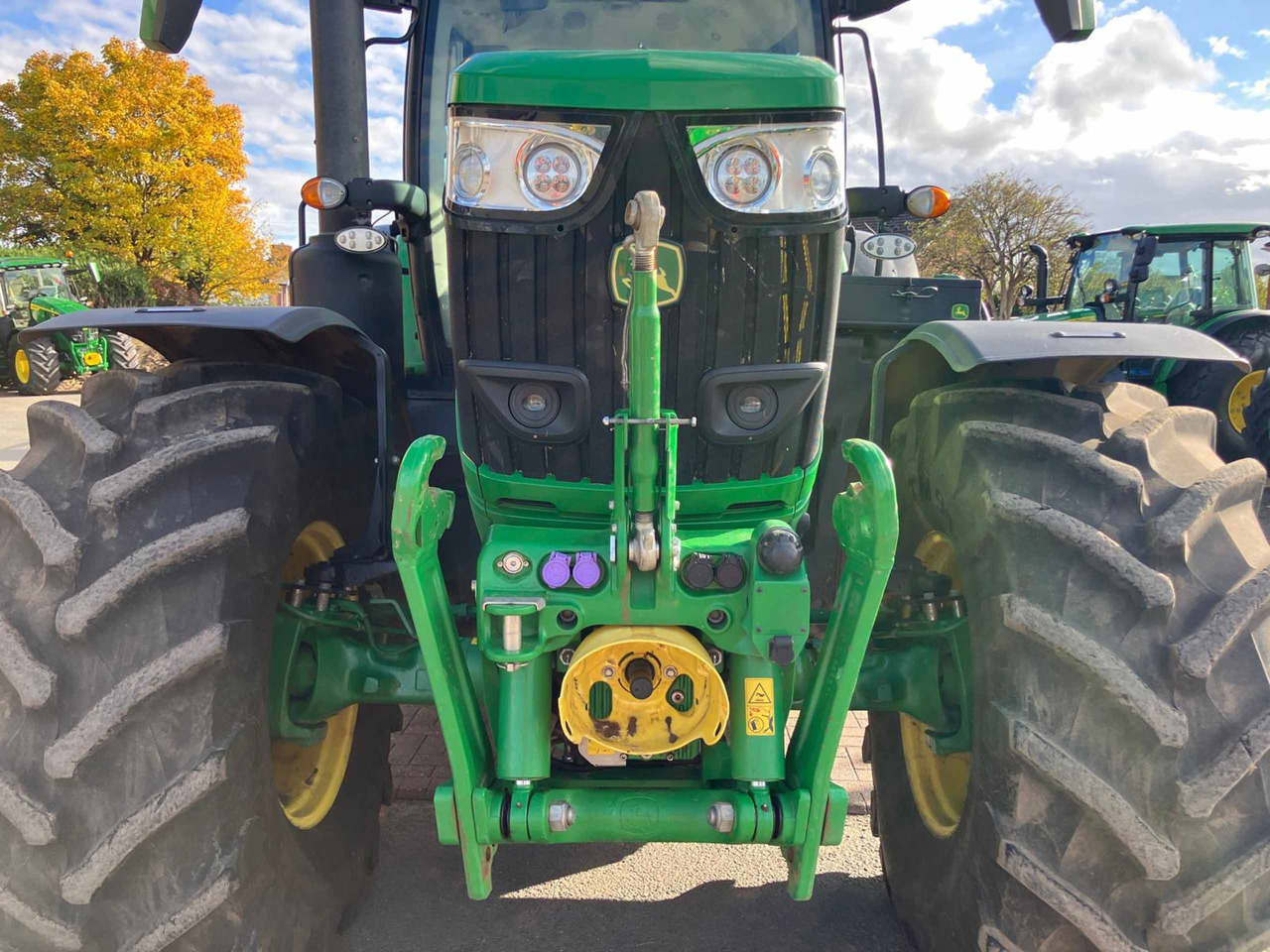 John Deere 6R 215 - Трактор: фото 2 John Deere 6R 215 - Трактор: фото 2