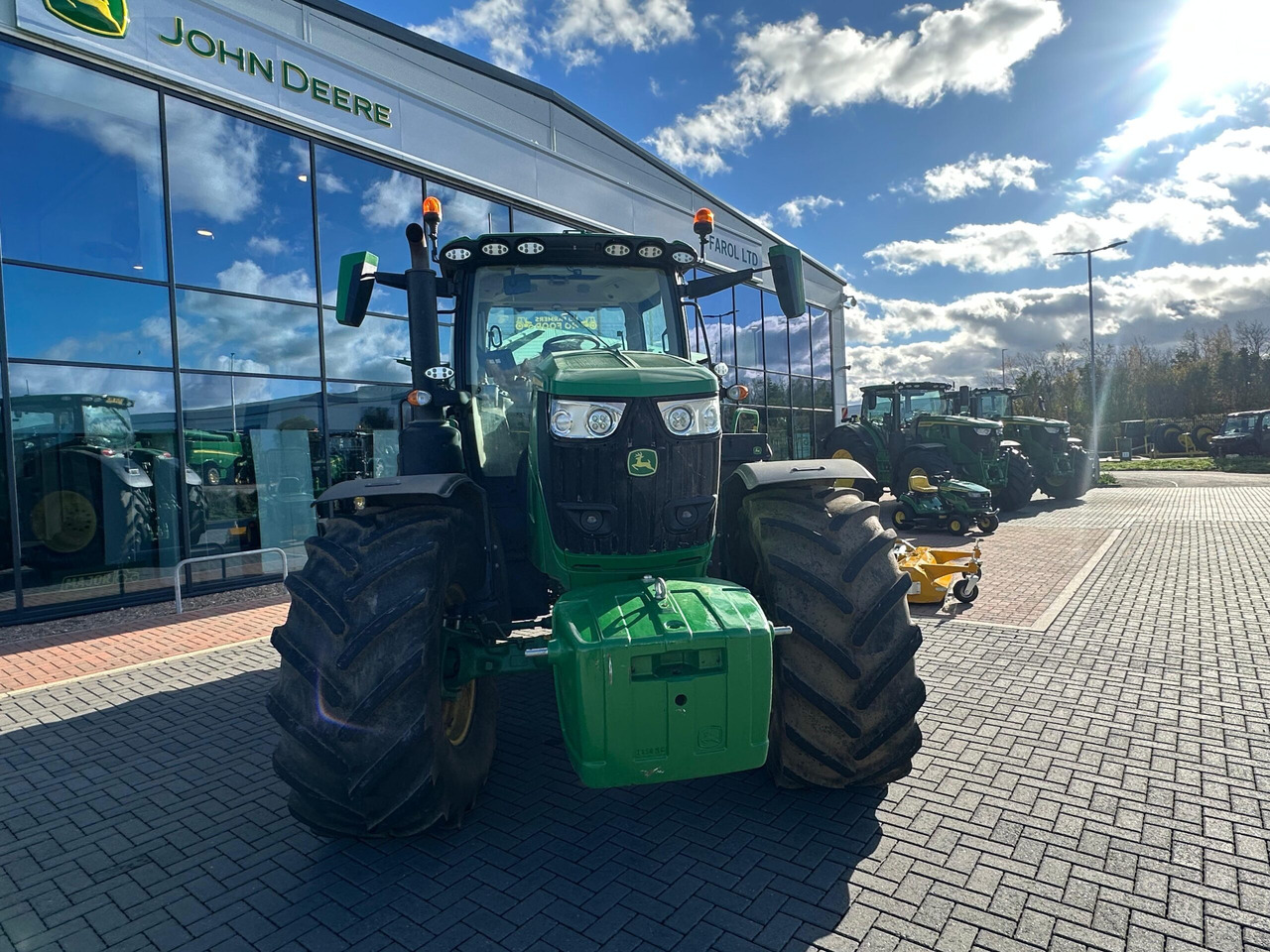 John Deere 6R 215 - Трактор: фото 3 John Deere 6R 215 - Трактор: фото 3
