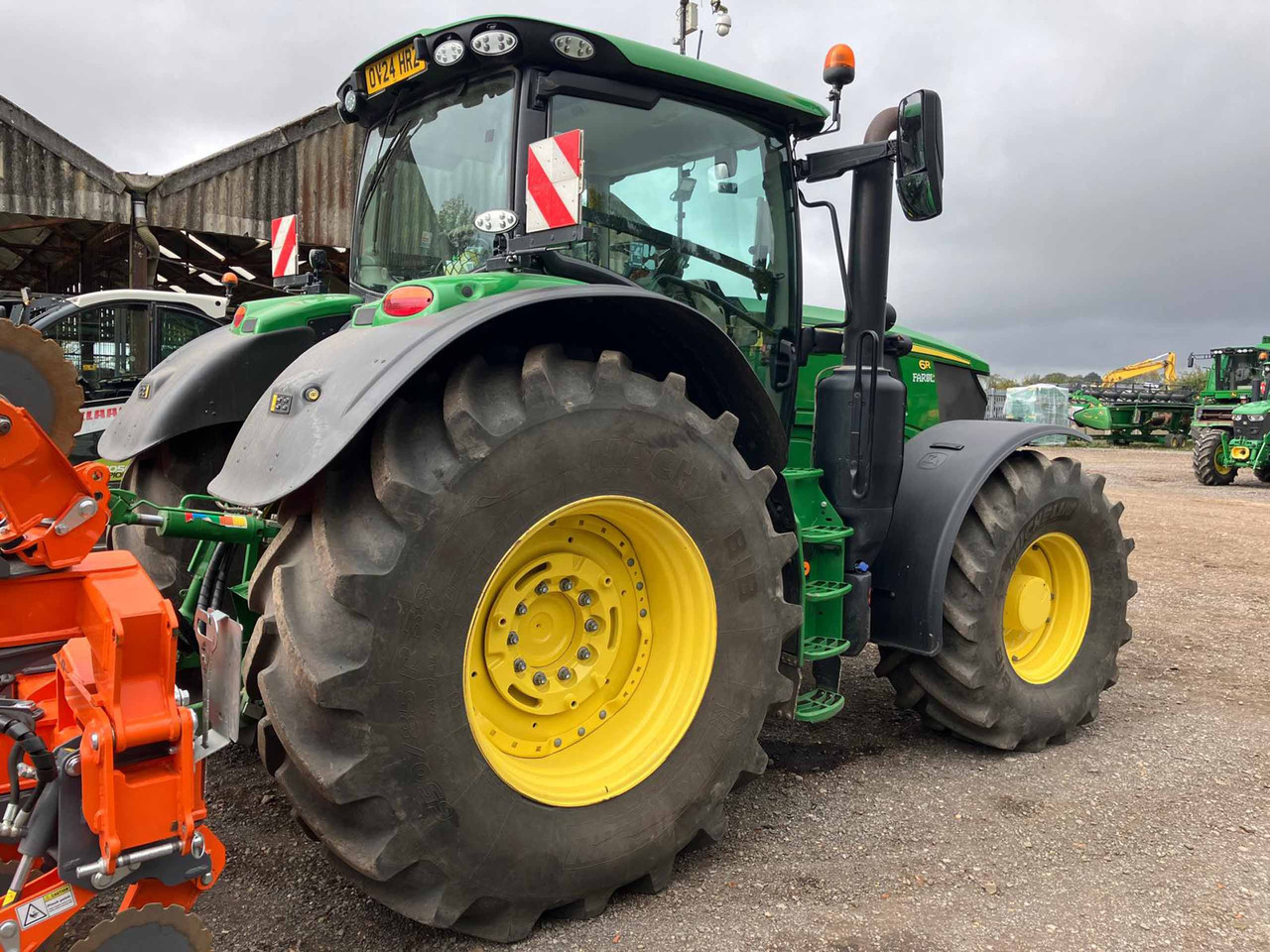 John Deere 6R 215 - Трактор: фото 2 John Deere 6R 215 - Трактор: фото 2