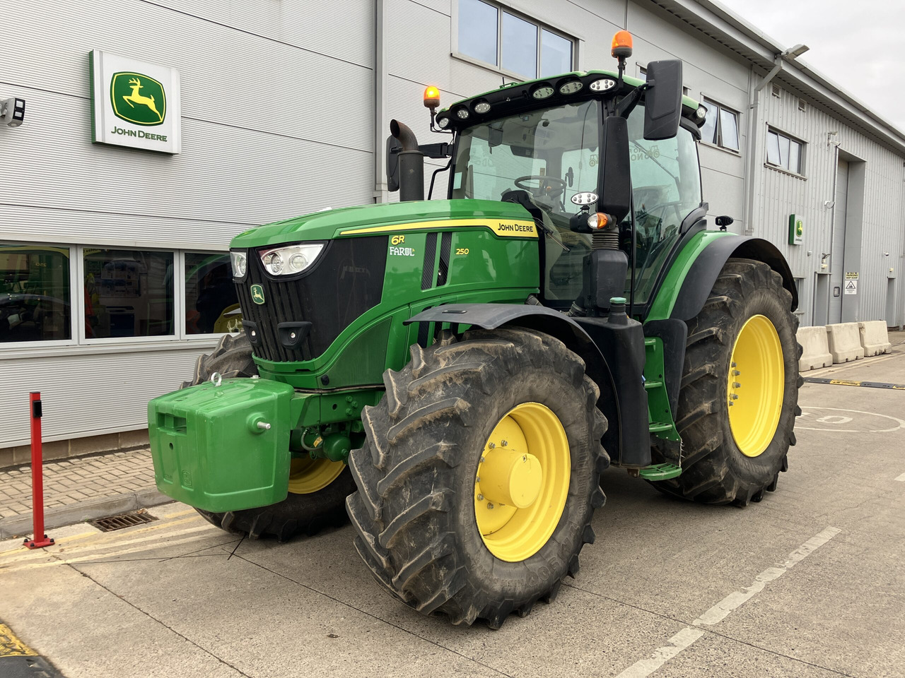 John Deere 6R 250 - Трактор: фото 1 John Deere 6R 250 - Трактор: фото 1