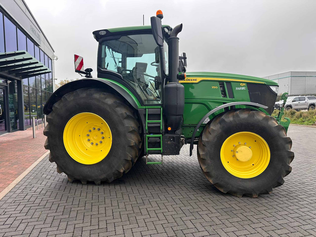 John Deere 6R 250 - Трактор: фото 2 John Deere 6R 250 - Трактор: фото 2