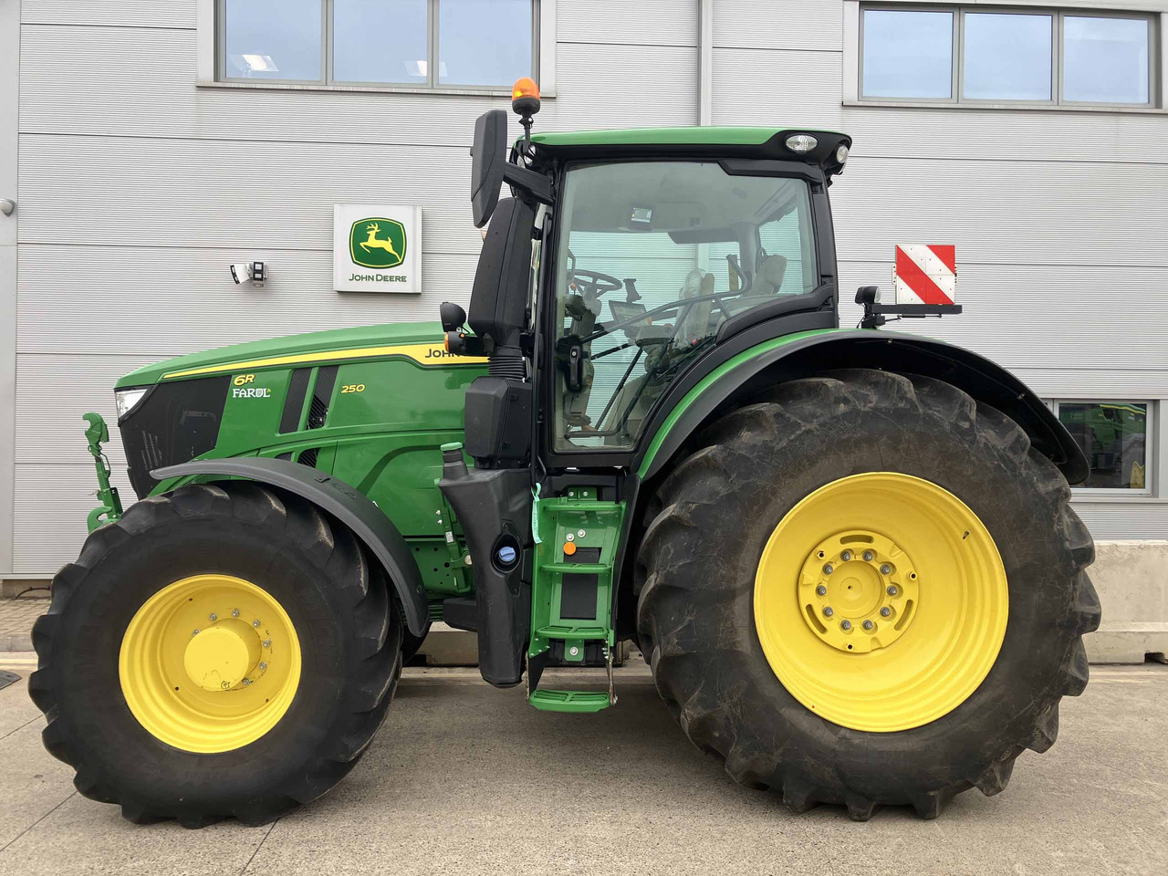 John Deere 6R 250 - Трактор: фото 2 John Deere 6R 250 - Трактор: фото 2