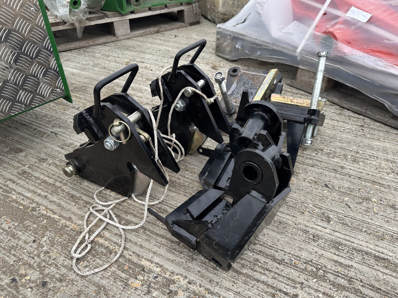 McConnel JCB 4220 Fastrac axle brackets - Манипуляторная косилка: фото 1 McConnel JCB 4220 Fastrac axle brackets - Манипуляторная косилка: фото 1