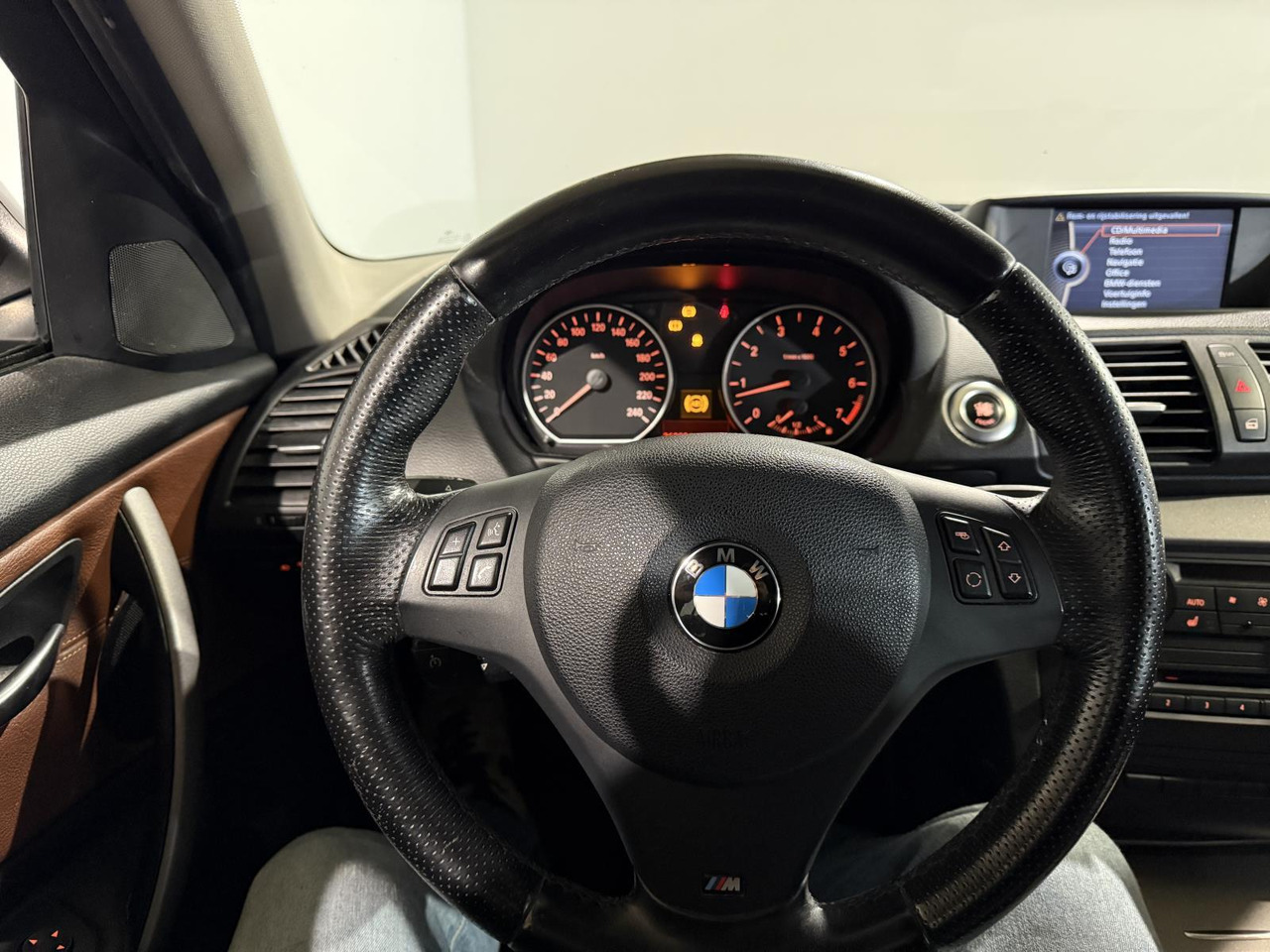 BMW | 1-serie | 116i EffDyn. Ed. Business Line Ultimate Edition | 2011 | 263.221 km | 05RHG5 | Logisch - Хэтчбек: фото 4 BMW | 1-serie | 116i EffDyn. Ed. Business Line Ultimate Edition | 2011 | 263.221 km | 05RHG5 | Logisch - Хэтчбек: фото 4