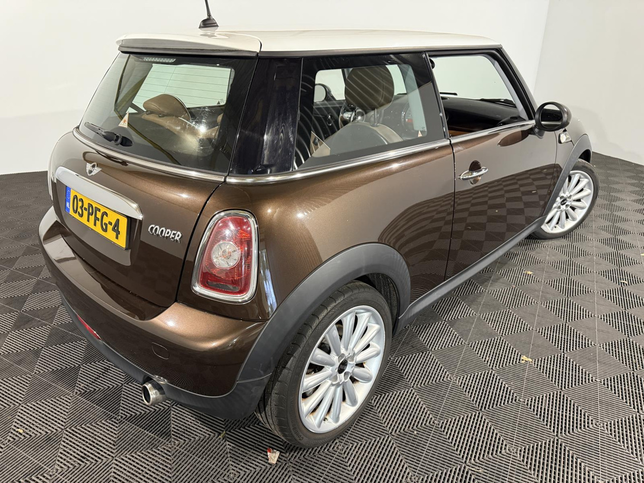 Mini | Mini | 1.6 Cooper Mayfair | 2011 | 199.566 km | 03PFG4 | Logisch - Хэтчбек: фото 4 Mini | Mini | 1.6 Cooper Mayfair | 2011 | 199.566 km | 03PFG4 | Logisch - Хэтчбек: фото 4