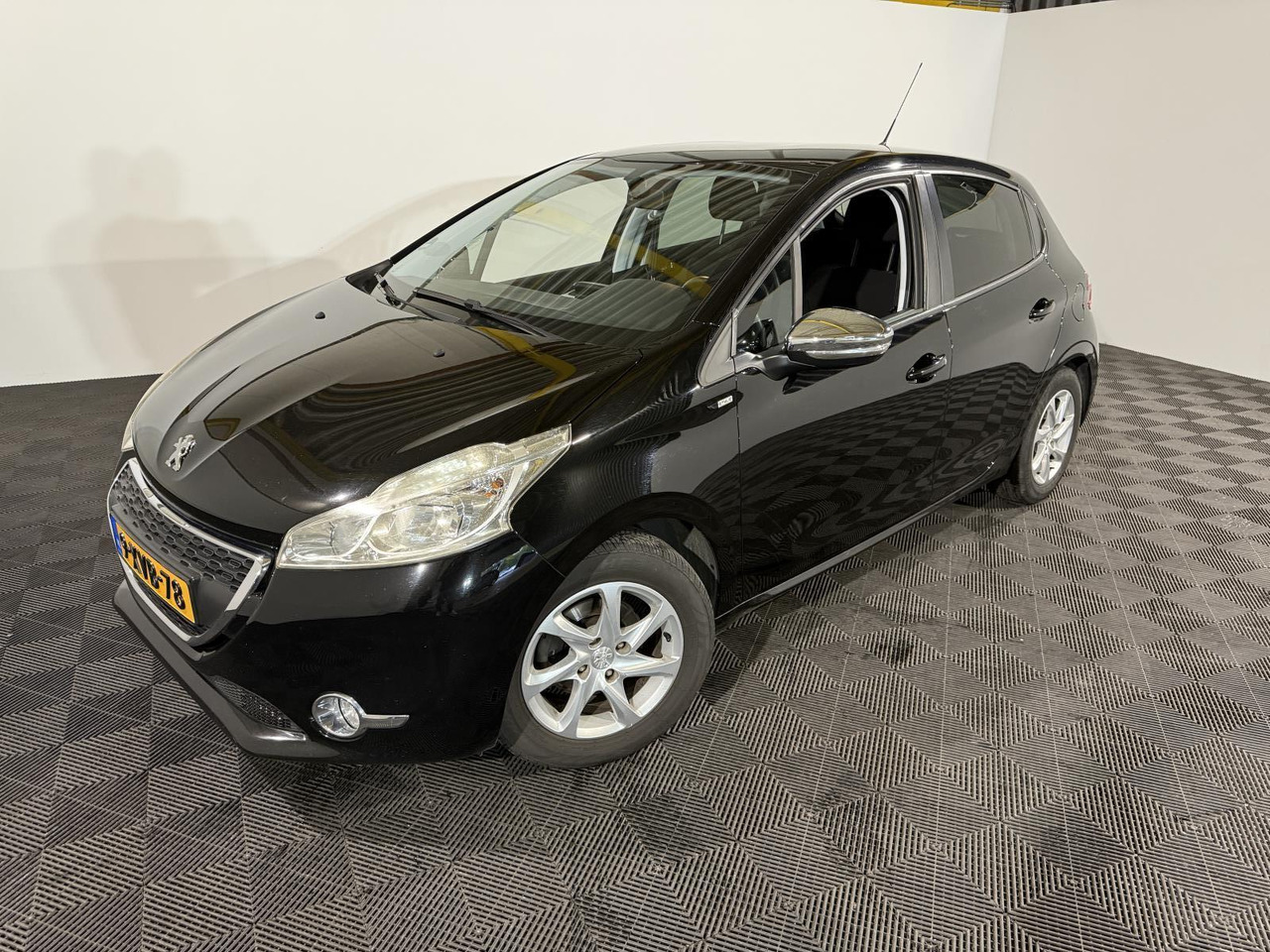 Peugeot | 208 | 1.2 VTi Style | 2014 | 191.063 km | 9XVB78 | Logisch - Хэтчбек: фото 1 Peugeot | 208 | 1.2 VTi Style | 2014 | 191.063 km | 9XVB78 | Logisch - Хэтчбек: фото 1