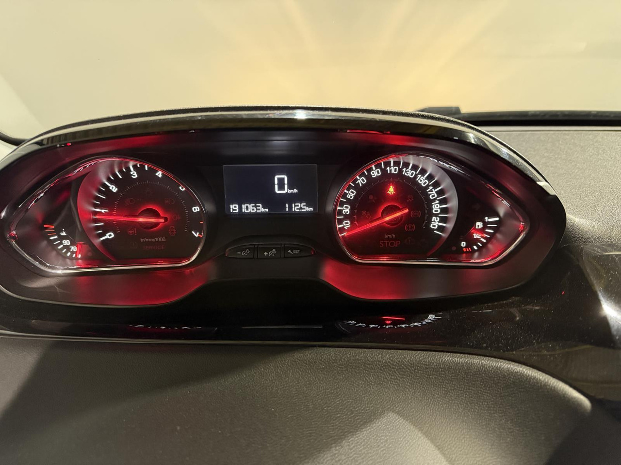 Peugeot | 208 | 1.2 VTi Style | 2014 | 191.063 km | 9XVB78 | Logisch - Хэтчбек: фото 3 Peugeot | 208 | 1.2 VTi Style | 2014 | 191.063 km | 9XVB78 | Logisch - Хэтчбек: фото 3