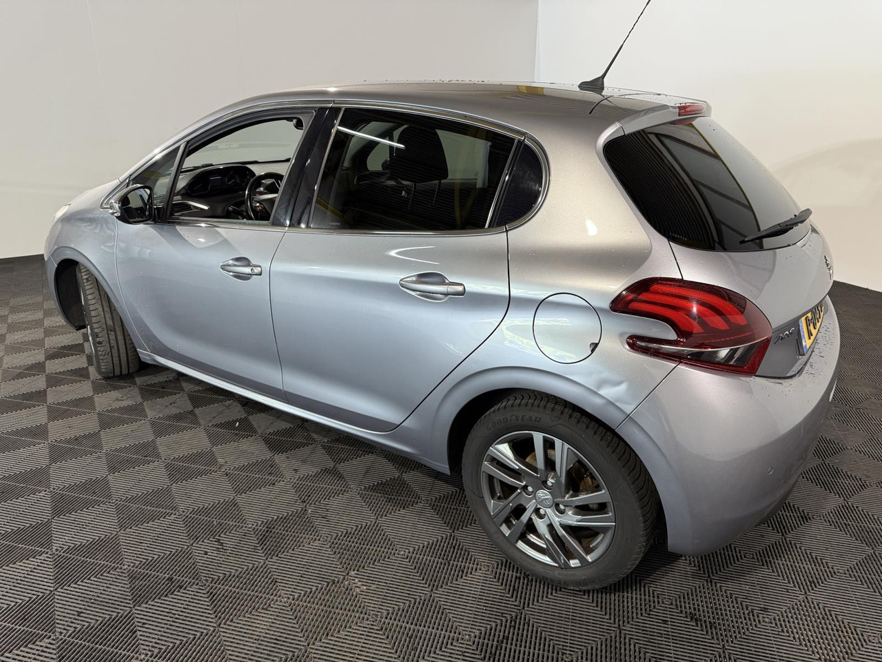 Peugeot | 208 | 1.5 BlueHDi Blue Lease Allure | 2019 | 183.354 km | R049BT | Geen oordeel - Хэтчбек: фото 3 Peugeot | 208 | 1.5 BlueHDi Blue Lease Allure | 2019 | 183.354 km | R049BT | Geen oordeel - Хэтчбек: фото 3