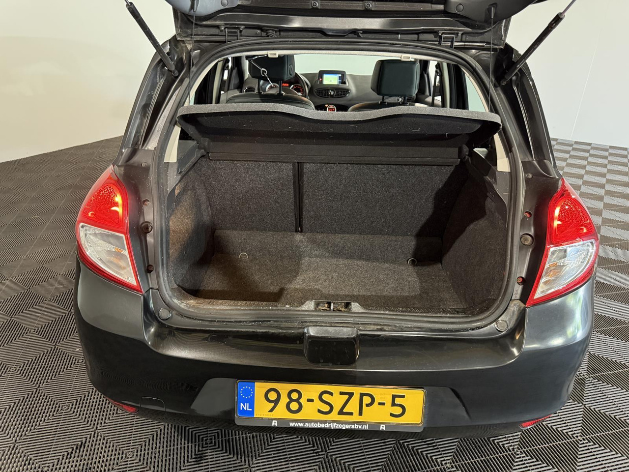 Renault Clio 1.2 Night & Day | 2012 | 155.141 km | 98-SZP-5 - Хэтчбек: фото 5 Renault Clio 1.2 Night & Day | 2012 | 155.141 km | 98-SZP-5 - Хэтчбек: фото 5