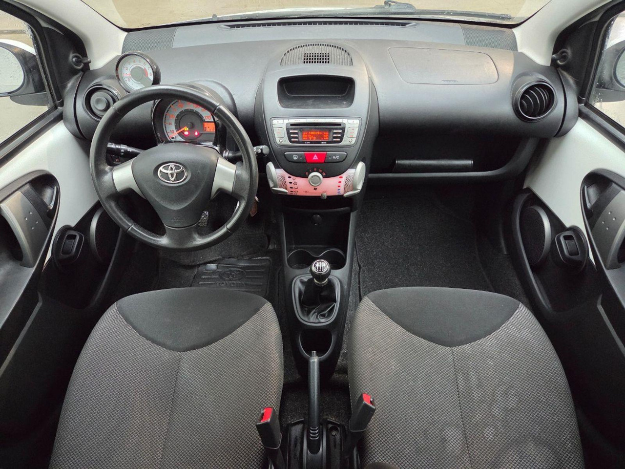 Toyota Aygo 1.0 VVT - i Now | 2014 | 131.940 km | TP714L | NAP: Geen oordeel - Хэтчбек: фото 5 Toyota Aygo 1.0 VVT - i Now | 2014 | 131.940 km | TP714L | NAP: Geen oordeel - Хэтчбек: фото 5
