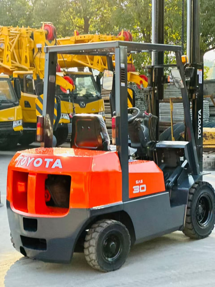 TOYOTA 30 - Дизельный погрузчик: фото 3 TOYOTA 30 - Дизельный погрузчик: фото 3