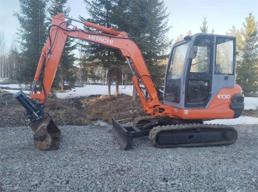 Hitachi Ex30  - Мини-экскаватор: фото 1 Hitachi Ex30  - Мини-экскаватор: фото 1