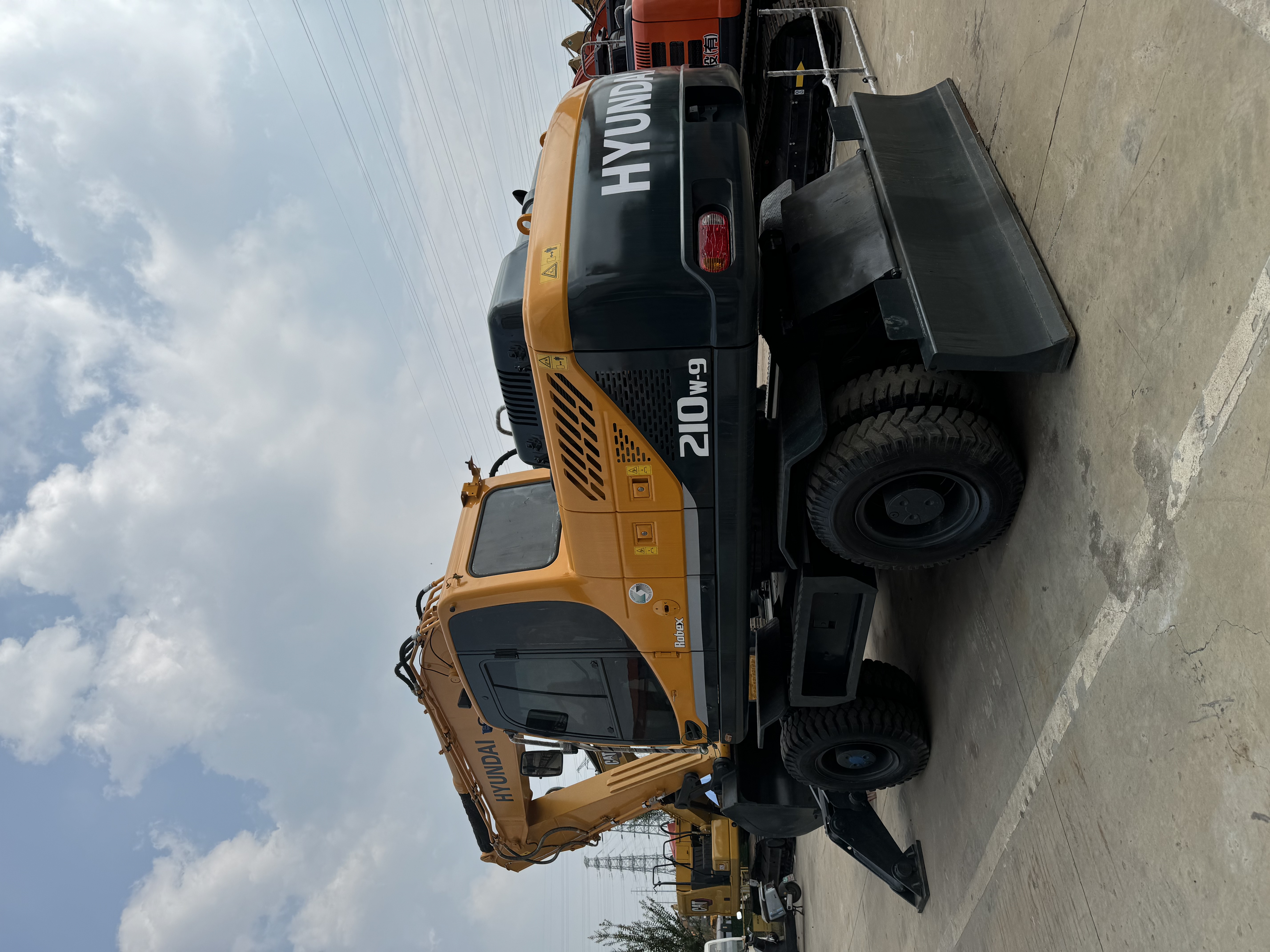 Hyundai 210W-9 - Колёсный экскаватор: фото 1 Hyundai 210W-9 - Колёсный экскаватор: фото 1