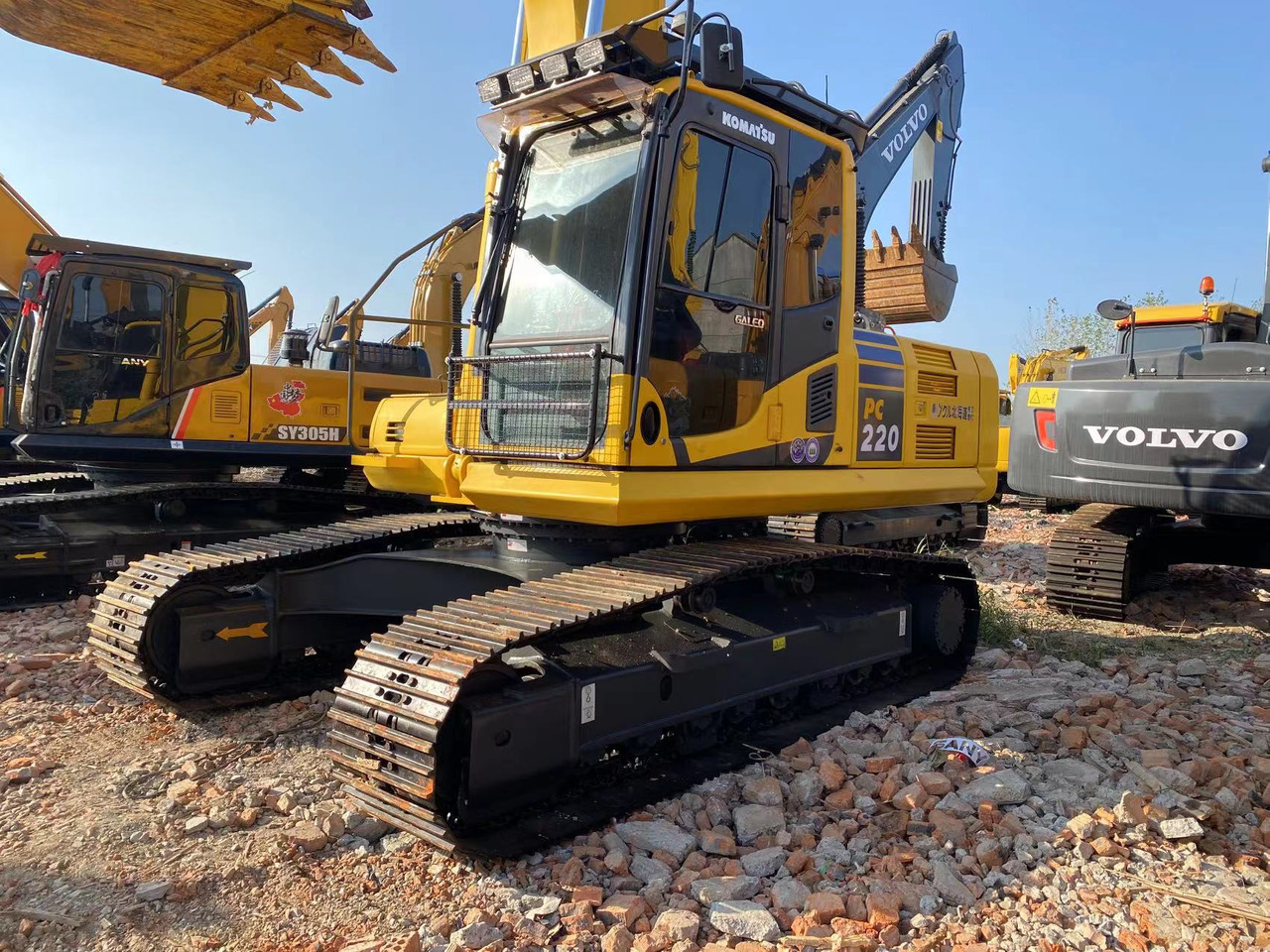 KOMATSU PC220 - Гусеничный экскаватор: фото 3 KOMATSU PC220 - Гусеничный экскаватор: фото 3