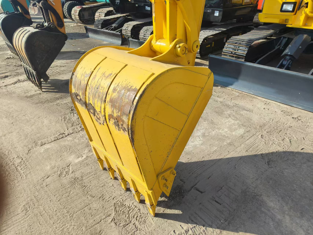 KOMATSU pc210 - Гусеничный экскаватор: фото 3 KOMATSU pc210 - Гусеничный экскаватор: фото 3