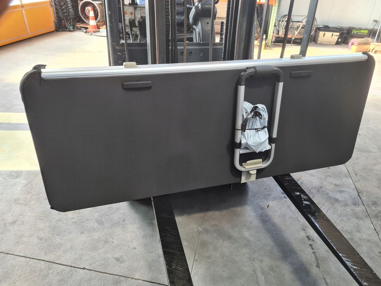 VOLVO ŁÓŻKO KOMPLETNE GÓRNE LEŻANKA MOCOWANIA - Сиденье для Грузовиков: фото 5 VOLVO ŁÓŻKO KOMPLETNE GÓRNE LEŻANKA MOCOWANIA - Сиденье для Грузовиков: фото 5