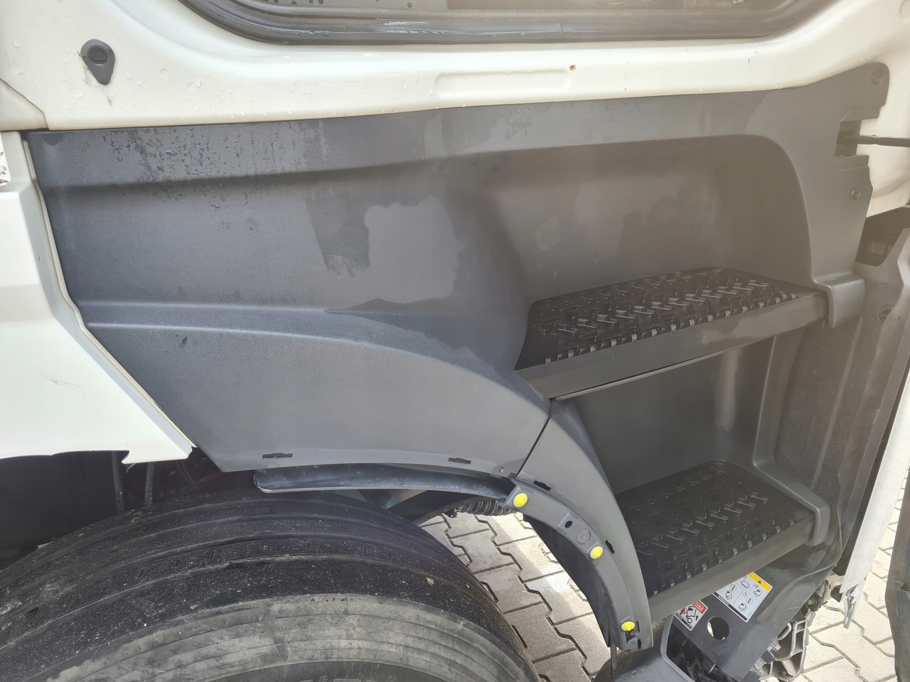 VOLVO STOPIEŃ STOPNICA KOMPLETNA PRAWA STELAŻ ORYGINAŁ VOLVO FH 5 - Боковая подножка для Грузовиков: фото 2 VOLVO STOPIEŃ STOPNICA KOMPLETNA PRAWA STELAŻ ORYGINAŁ VOLVO FH 5 - Боковая подножка для Грузовиков: фото 2