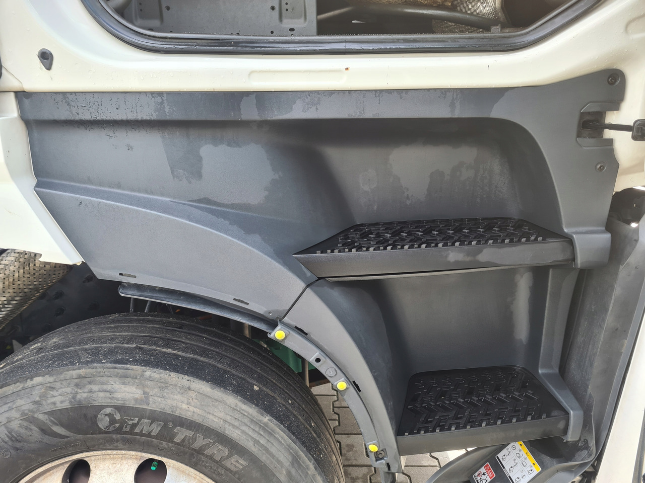 VOLVO STOPIEŃ STOPNICA KOMPLETNA PRAWA STELAŻ ORYGINAŁ VOLVO FH 5 - Боковая подножка для Грузовиков: фото 1 VOLVO STOPIEŃ STOPNICA KOMPLETNA PRAWA STELAŻ ORYGINAŁ VOLVO FH 5 - Боковая подножка для Грузовиков: фото 1