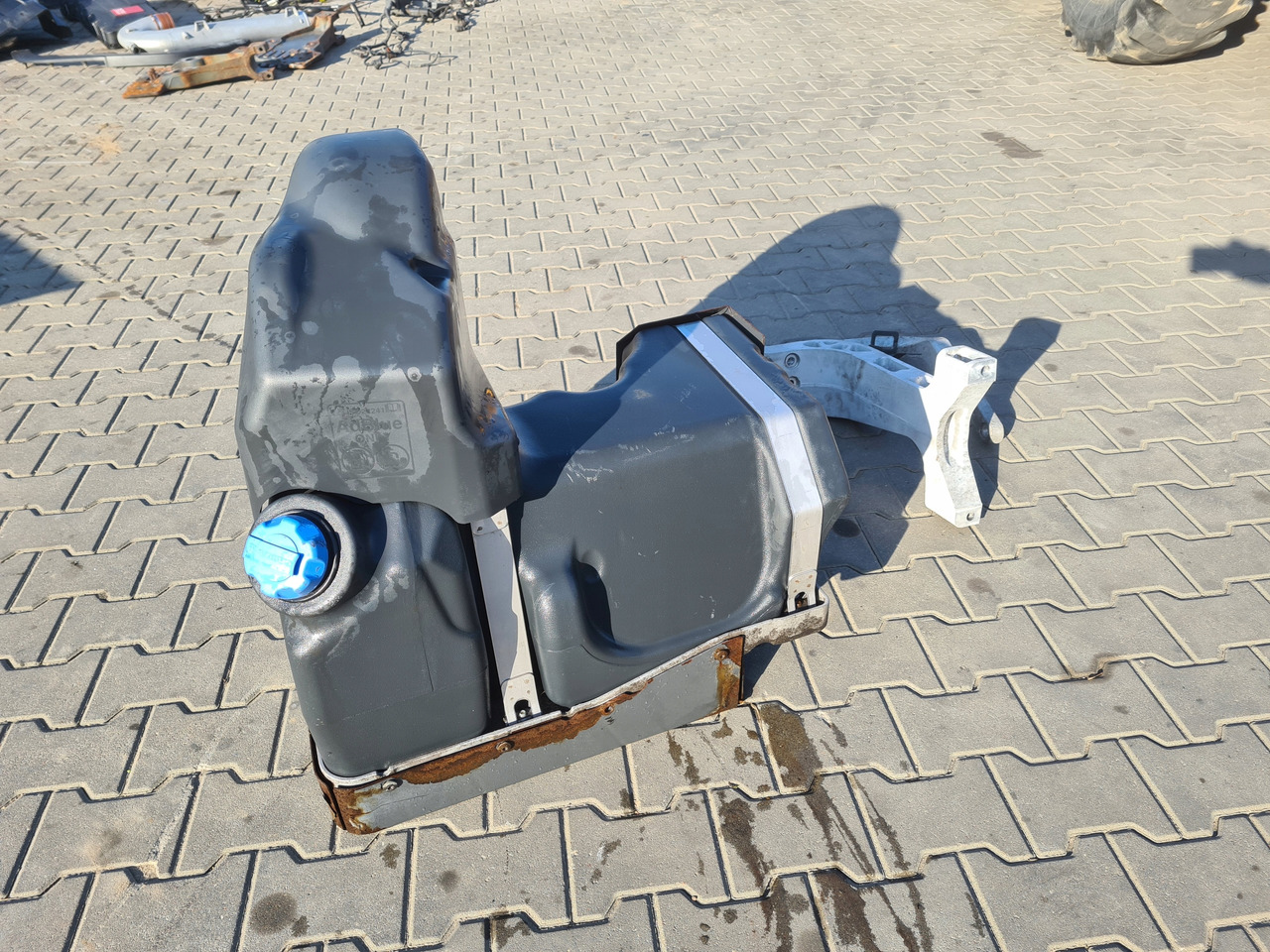 VOLVO ZBIORNIK ADBLUE NA RAMĘ MOCOWANIA RENAULT GAMA T VOLVO FH 4 FM 4 - Бак для AdBlue для Грузовиков: фото 1 VOLVO ZBIORNIK ADBLUE NA RAMĘ MOCOWANIA RENAULT GAMA T VOLVO FH 4 FM 4 - Бак для AdBlue для Грузовиков: фото 1