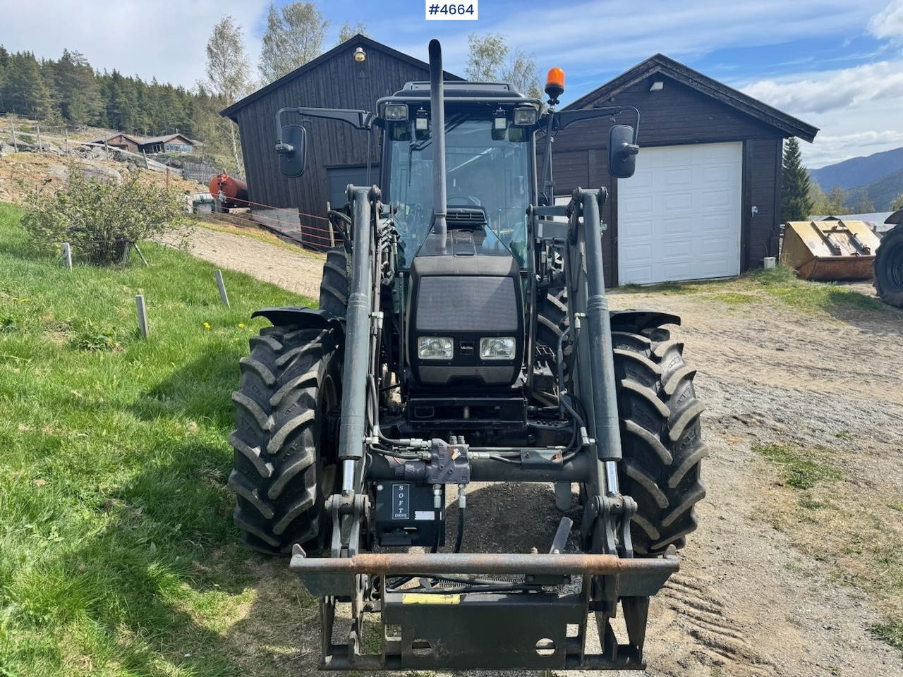 2003 Valtra A85-4 4x4 with Front Loader – 4450 hours! - Трактор: фото 4 2003 Valtra A85-4 4x4 with Front Loader – 4450 hours! - Трактор: фото 4