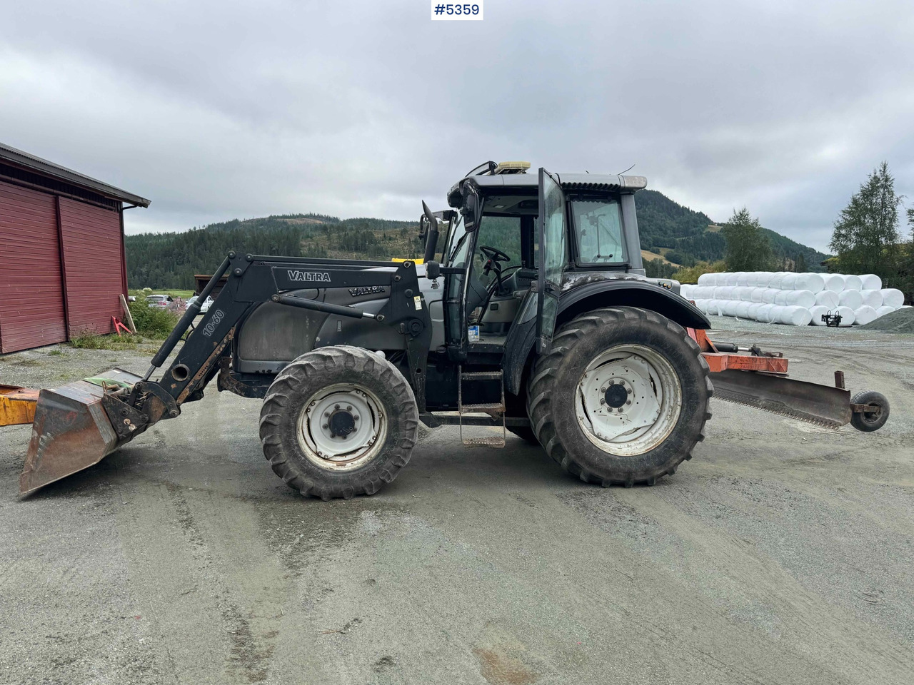 2004 Valtra M120-4 w/ loader and bucket - Трактор: фото 2 2004 Valtra M120-4 w/ loader and bucket - Трактор: фото 2