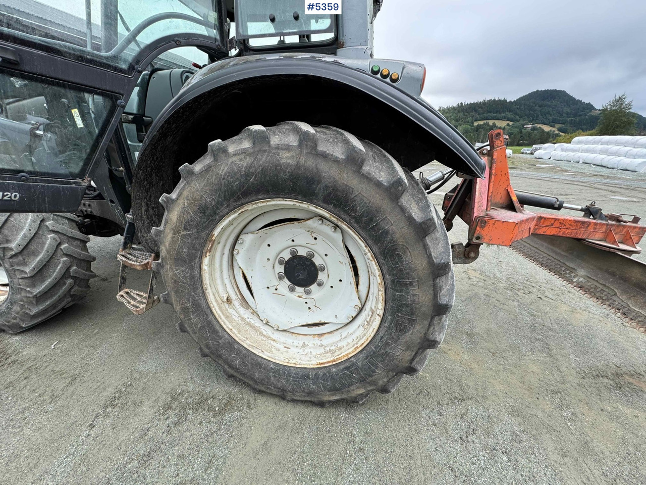 2004 Valtra M120-4 w/ loader and bucket - Трактор: фото 3 2004 Valtra M120-4 w/ loader and bucket - Трактор: фото 3
