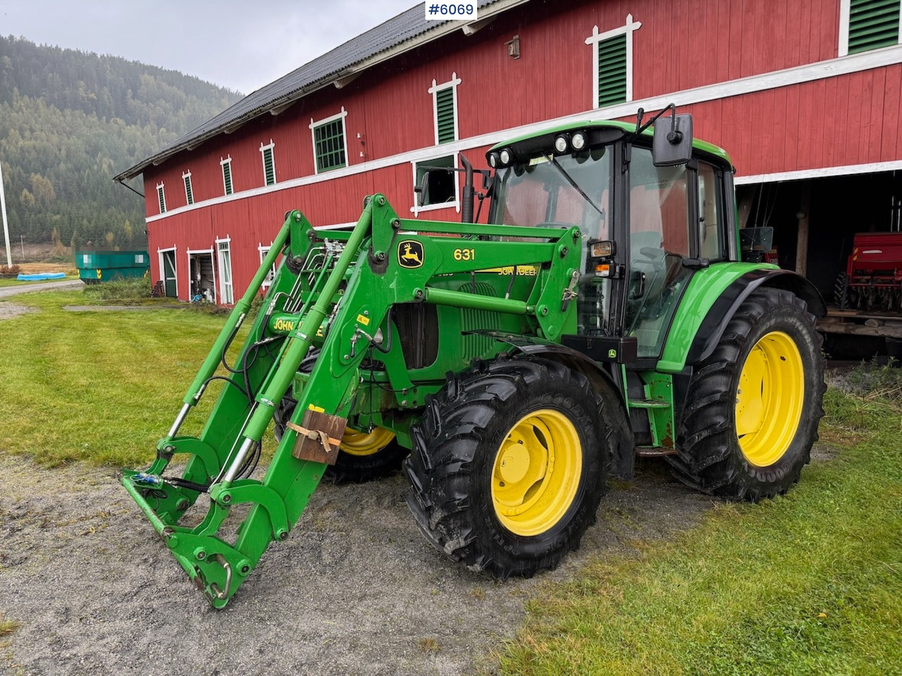 2006 John Deere 6320 w/ front loader, bucket, grapple, pallet fork and chains. Low hours!! - Трактор: фото 4 2006 John Deere 6320 w/ front loader, bucket, grapple, pallet fork and chains. Low hours!! - Трактор: фото 4