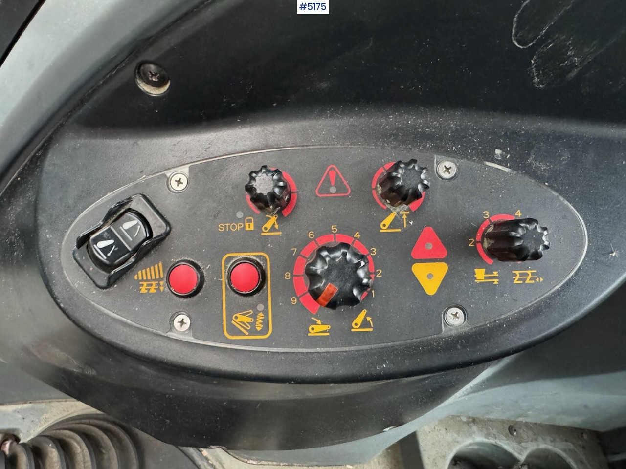 Трактор 2013 Landini Powermondial 120 w/front loader and some equipment. Low hours!: фото 15