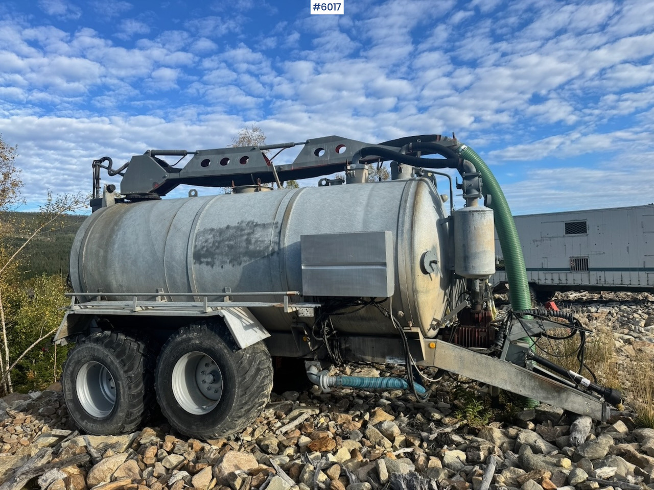 Caveco vacuum wagon with loading robot - Прицеп-цистерна: фото 1 Caveco vacuum wagon with loading robot - Прицеп-цистерна: фото 1