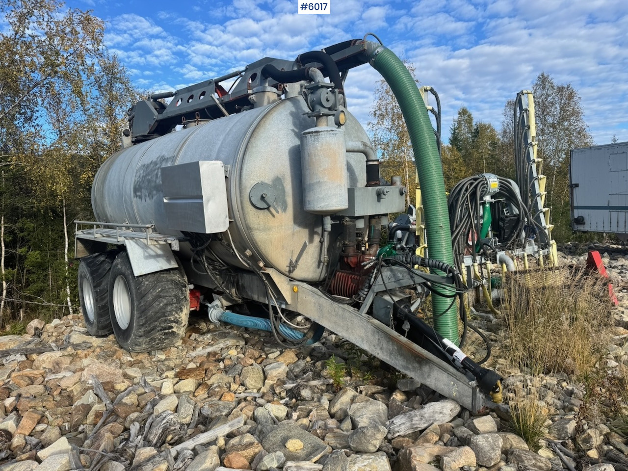 Caveco vacuum wagon with loading robot - Прицеп-цистерна: фото 3 Caveco vacuum wagon with loading robot - Прицеп-цистерна: фото 3