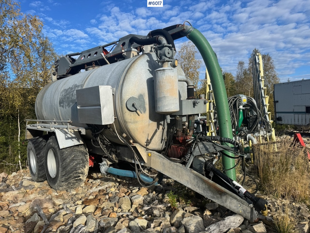 Caveco vacuum wagon with loading robot - Прицеп-цистерна: фото 2 Caveco vacuum wagon with loading robot - Прицеп-цистерна: фото 2