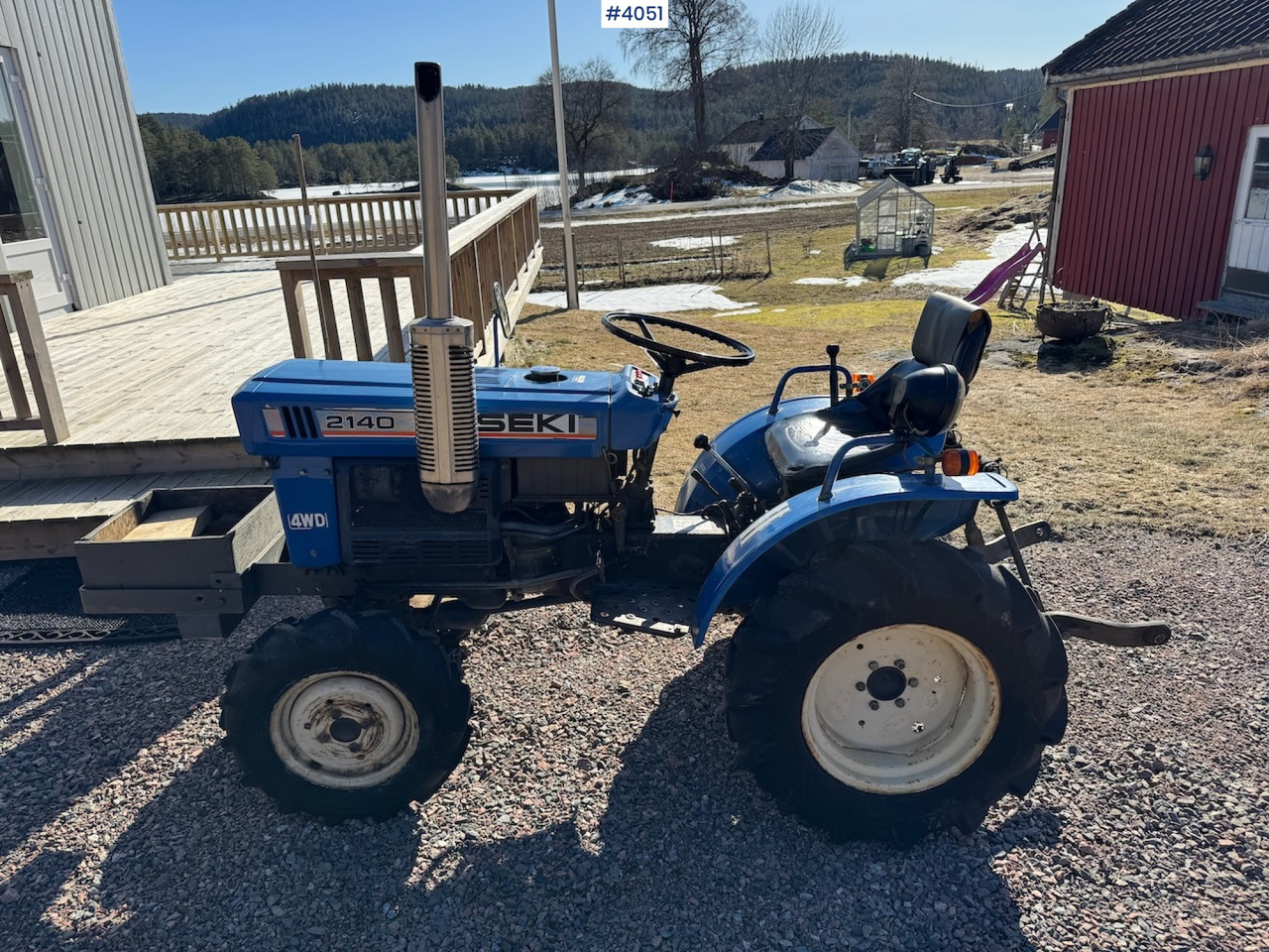 Iseki 2140 w/bucket, tiller and wood splitter. Low hours! - Трактор: фото 1 Iseki 2140 w/bucket, tiller and wood splitter. Low hours! - Трактор: фото 1
