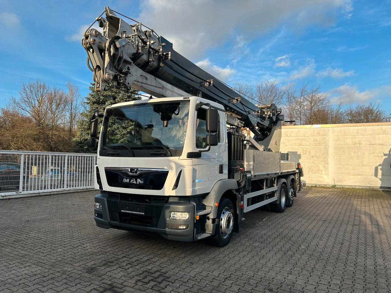 MAN 26.320+Böcker Dachdeckerkran AK46/6000+Seilwinde - Автоманипулятор: фото 1 MAN 26.320+Böcker Dachdeckerkran AK46/6000+Seilwinde - Автоманипулятор: фото 1