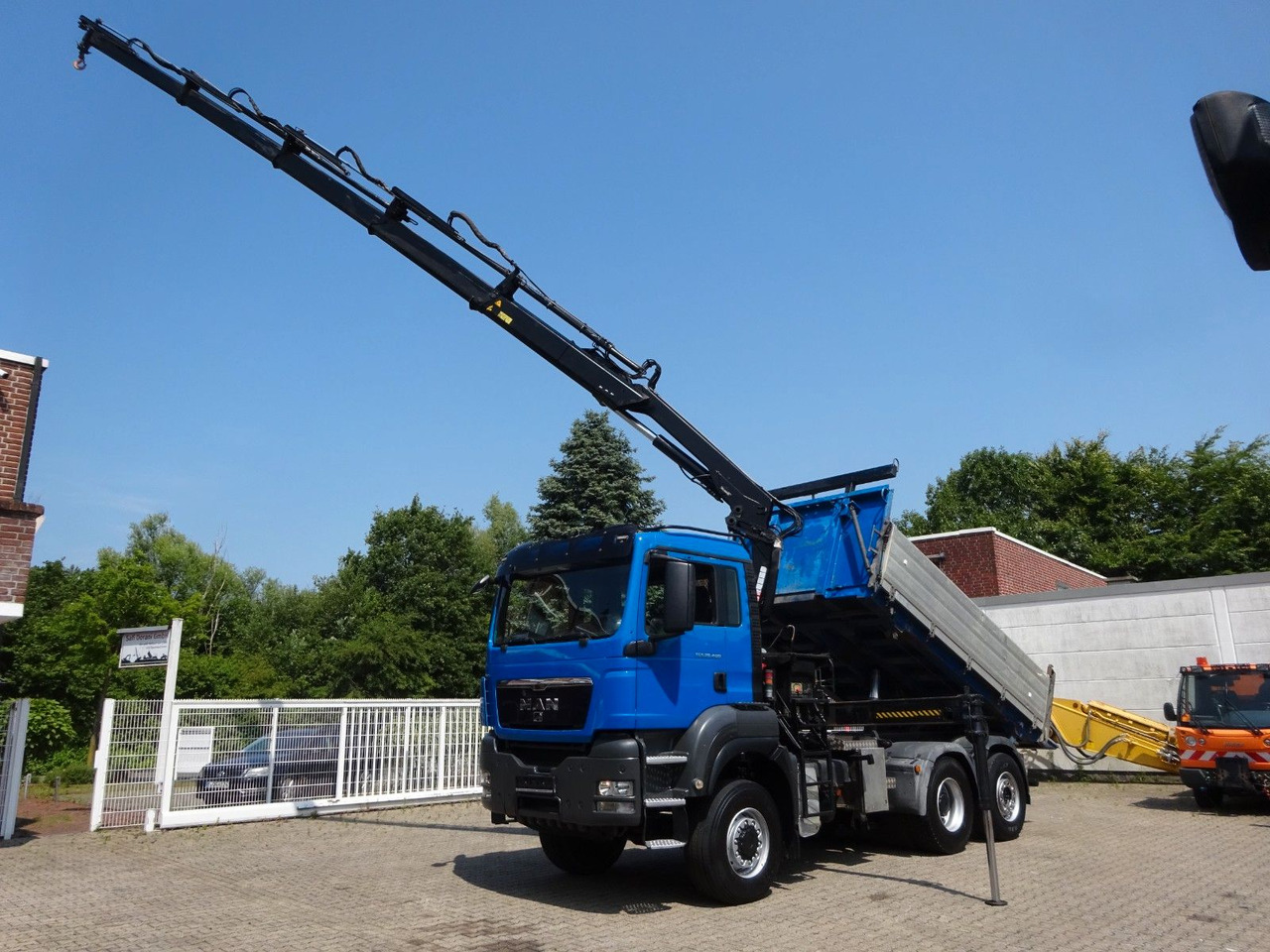 MAN 28.400 TGS 3Skipper+HIAB 166 E-4 HIPRPO 6x4-4 - Самосвал, Автоманипулятор: фото 1 MAN 28.400 TGS 3Skipper+HIAB 166 E-4 HIPRPO 6x4-4 - Самосвал, Автоманипулятор: фото 1