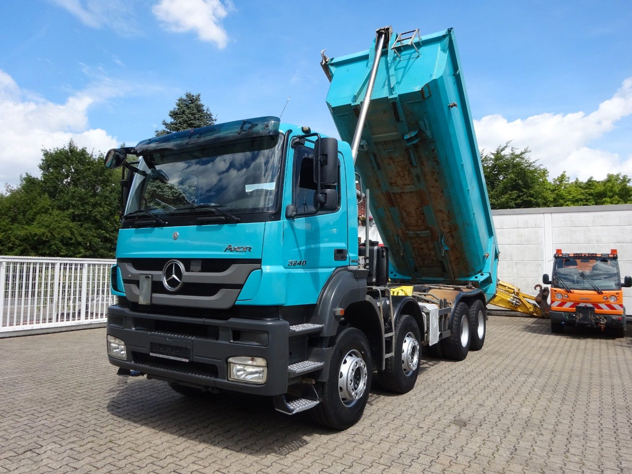 Mercedes-Benz 3240 Axor Muldenkipper 8x4 - Самосвал: фото 1 Mercedes-Benz 3240 Axor Muldenkipper 8x4 - Самосвал: фото 1