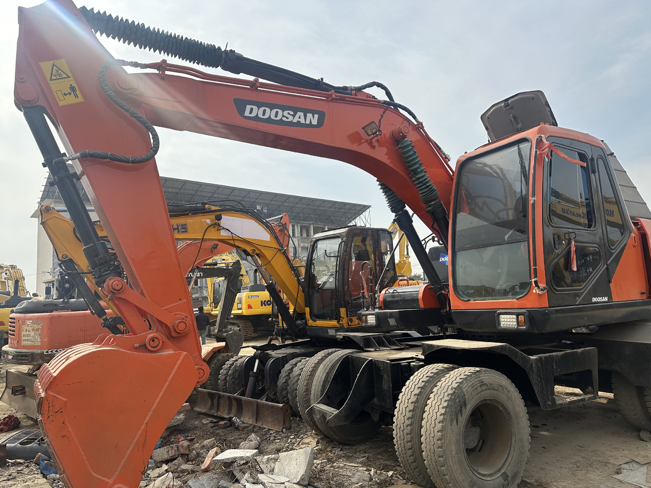 DOOSAN 150W - Колёсный экскаватор: фото 2 DOOSAN 150W - Колёсный экскаватор: фото 2