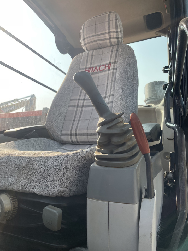 HITACHI ZX130 - Гусеничный экскаватор: фото 3 HITACHI ZX130 - Гусеничный экскаватор: фото 3