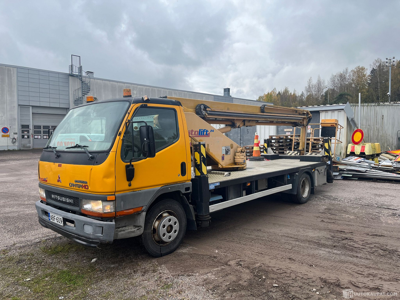 Mitsubishi CANTER-FE659H/420, nostokoriauto, nostin korjattavaksi, 2003, Vantaa - Грузовик: фото 1 Mitsubishi CANTER-FE659H/420, nostokoriauto, nostin korjattavaksi, 2003, Vantaa - Грузовик: фото 1